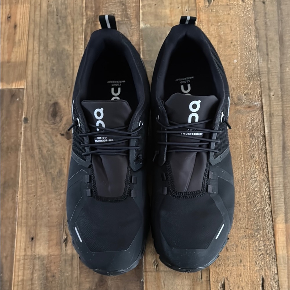 On Running Black Athletic Shoes Sleek Design